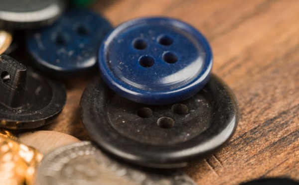 От военной дисциплины до джентльменского стиля: зачем на рукава пиджака пришивали пуговицы — декор или удобство