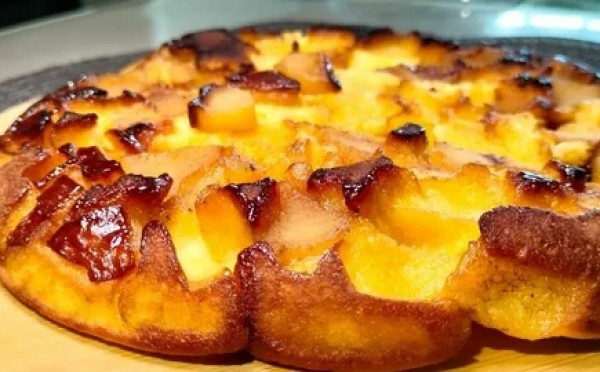 Духовка больше не нужна: яблочный пирог «как у мамы» прямо на сковороде за 30 минут