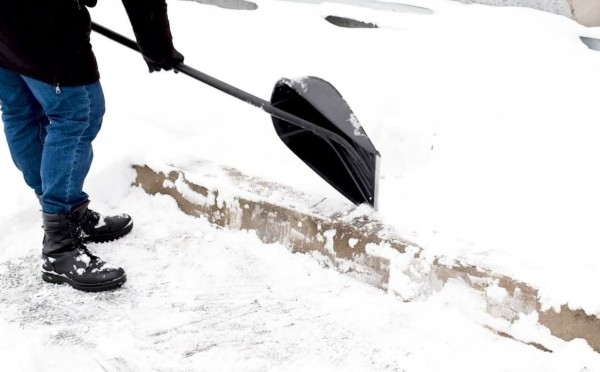 Берегитесь снега: как зимние хлопоты могут убить здоровье — и при чём тут лопаты