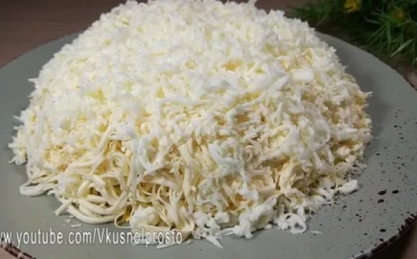 Салат «Невеста» за 10 минут: почему я тру яблоко в слои и как убрать горечь лука одним движением