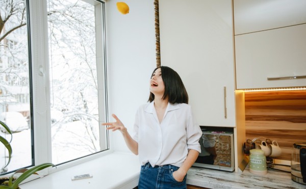 Мастера можно не вызывать: 3 способа «выгнать» сквозняк между рамой и подоконником — ничего сложного