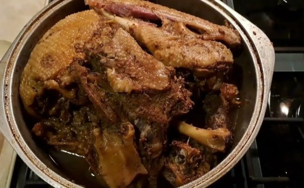 Мясо будет таять во рту: секрет моей мамы, как приготовить сочного гуся в вине