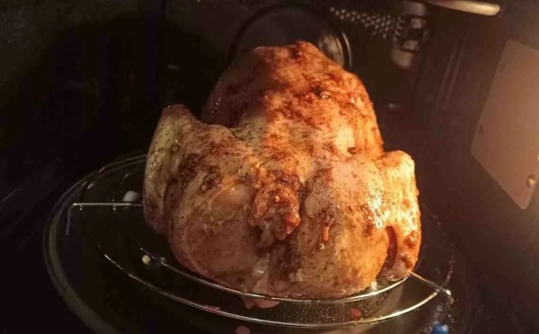 Курица-гриль в микроволновке: проверенный рецепт от Натальи Калниной, который экономит время