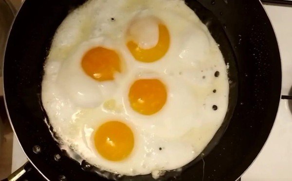Главная ошибка всех хозяек: яйца нельзя жарить холодными — это сильно влияет на блюдо