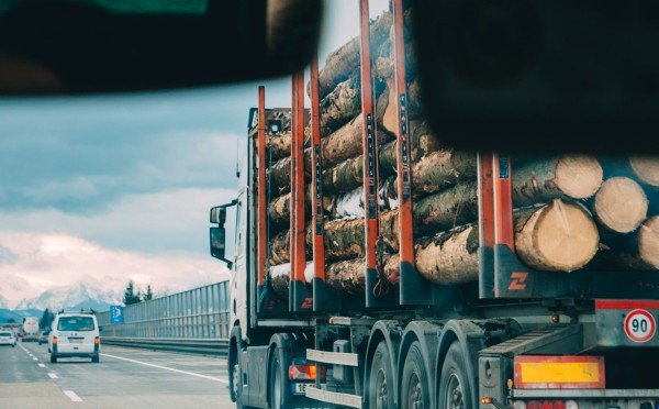 Не машина, а Пиноккио — почему дальнобойщики в США так любят тягачи с длинным «носом», а в России и Европе предпочитают плоские «морды»