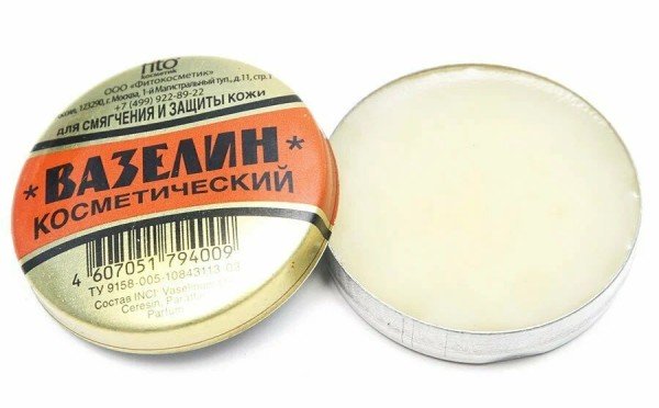 Зачем я мажу запястья вазелином перед выходом: 5 бытовых хитростей с копеечным средством, о которых многие забыли