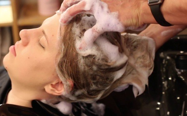 Перестаньте мучить волосы: 5 способов сохранить чистоту головы без ежедневного мытья