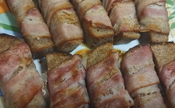 Гости съедают за минуту: золотистые гренки с чесноком и беконом из обычного чёрствого хлеба