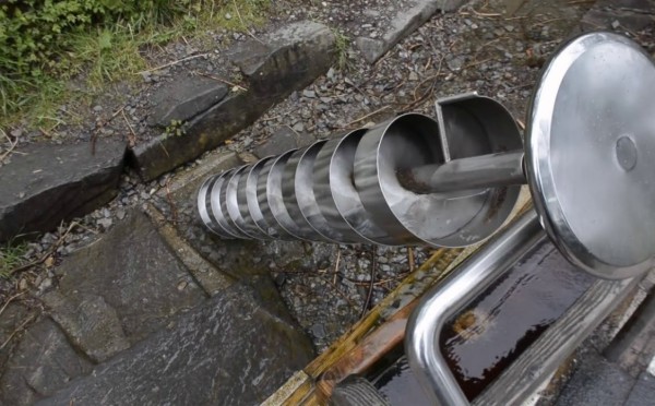 Ни электричества, ни насосов не надо: делаем винт Архимеда своими руками — простейший способ поднять воду