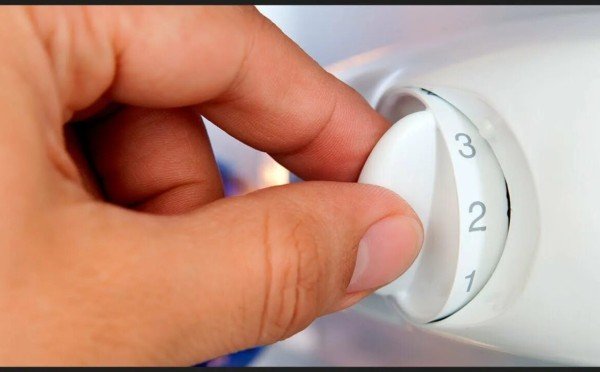 Не бойтесь этой «крутилки»: настраиваем регулятор холодильника — и продукты портятся гораздо медленнее