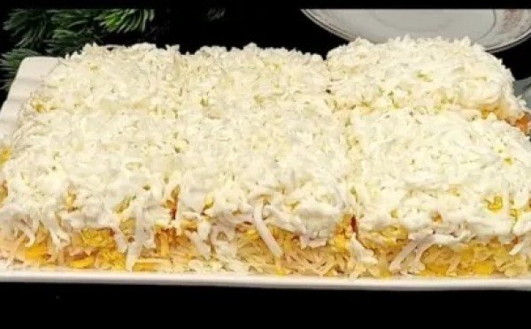 Нежнее «Мимозы», дешевле «Оливье»: готовлю слоёный салат из куриной печени, который съедают первым