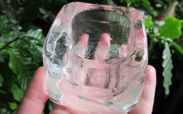 Не бессмыслица, а древняя традиция: зачем на севере оставляют воду на морозе — всё дело в физике