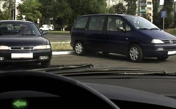 Правила или анархия на парковке: кто поедет первым, вы или сосед справа — на экзамене по ПДД «не разъехались» 79%