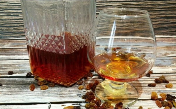 Забудьте про магазинные полки: как сделать элитную настойку из горсти изюма