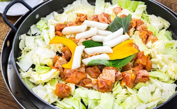 Нежнее мяса: готовим тёплый салат с печенью в сливочном соусе