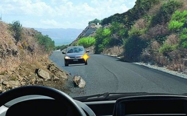 Спуск не преимущество, подъем не препятствие — ловушка на узкой дороге: кто уступает, на экзамене по ПДД 60% ответили неправильно