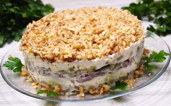 Блюдо для настоящей принцессы — рецепт салата «Принц», которы украсит ваш стол и наденет на вашу голову кулинарную корону