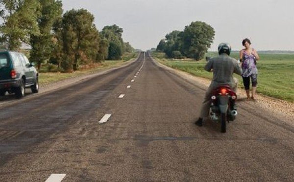 Остановка на трассе: кто нарушил — автомобиль или мотоцикл? Проверили на экзамене по ПДД и получили 85% неверных ответов