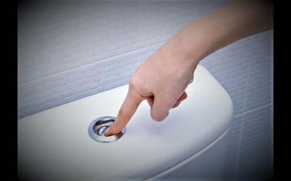 Сантехник не нужен: как за 5 минут починить западающую кнопку унитаза и перестать переплачивать за воду