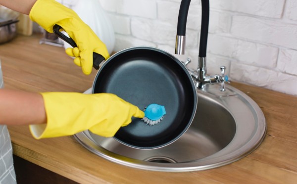 Хватит покупать новые сковородки — старый бабушкин метод продлит жизнь вашей посуде, а то и подарит вторую