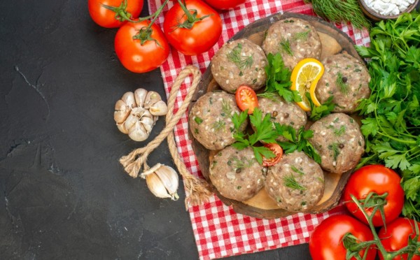 Уют в тарелке: сочные и очень нежные тефтели в сметанном соусе — пальчики оближешь