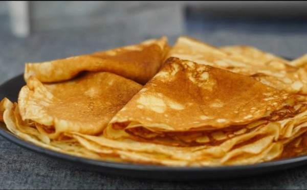 Больше не лью масло на сковороду: 5 секретов идеальных блинов на Масленицу от шеф-повара