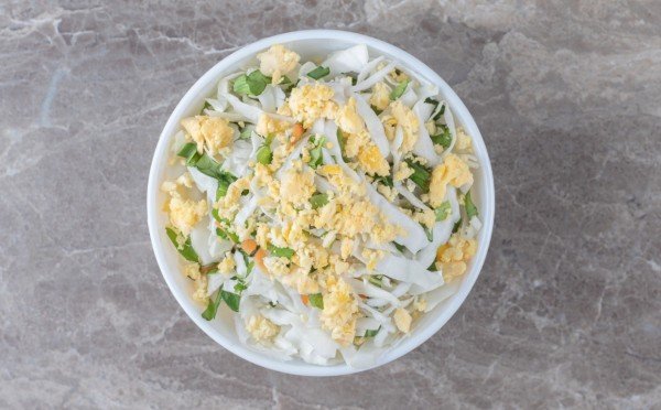 Вкус СССР: сытный салат с редькой и лучком — пикантно, сочно, уютно