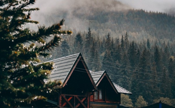 Надёжная крепость: где живёт известный артист Юрий Антонов — сдержанная классика и тихая гармония