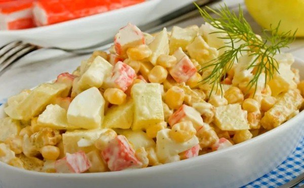 Салат-выручалочка за 5 минут: почему я добавляю яблоко к сухарикам — рецепт Натальи Калниной