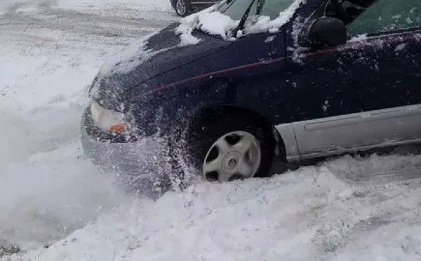 Кнопка спасения: как правильно пользоваться блокировкой дифференциала, чтобы не «порвать» трансмиссию в февральской каше
