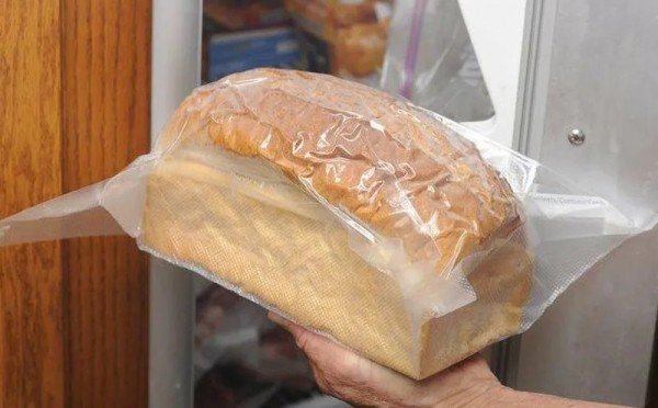 Хлеб в морозилку, а молоко — подальше от двери: 5 бытовых хитростей, которые сэкономят ваши деньги