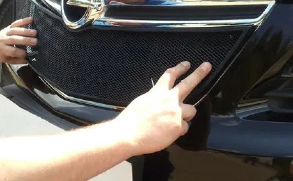 Скрытая угроза: почему автозаводы не ставят сетку на радиатор и чем опасен этот «доп» от дилера