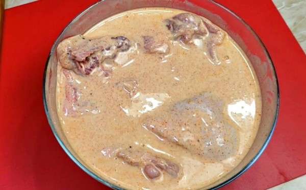 Нежнее не бывает: почему Юлия Высоцкая маринует курицу именно в кефире (секрет сочного ужина за 5 минут подготовки)