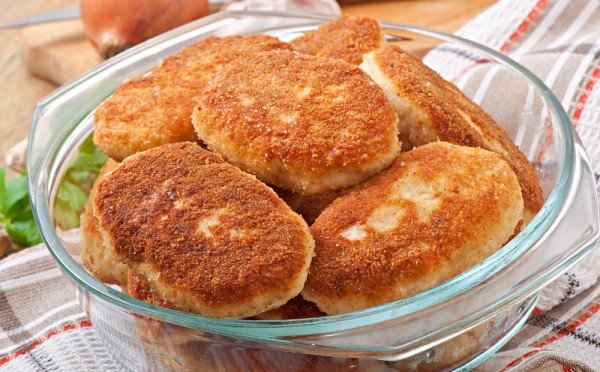 Куриные котлеты: получаются румяными снаружи, но сочными и мягкими
