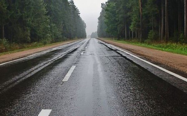 Синий знак с каплями — запрет или просто совет: на экзамене по ПДД мнения разделились, 80% оказались неправы