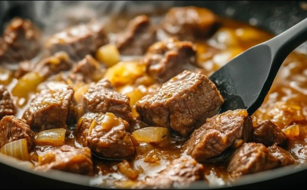 Магия кулинарии: как превратить жёсткую говядину в нежнейшее мясо — рецепт гуляша, который тает во рту