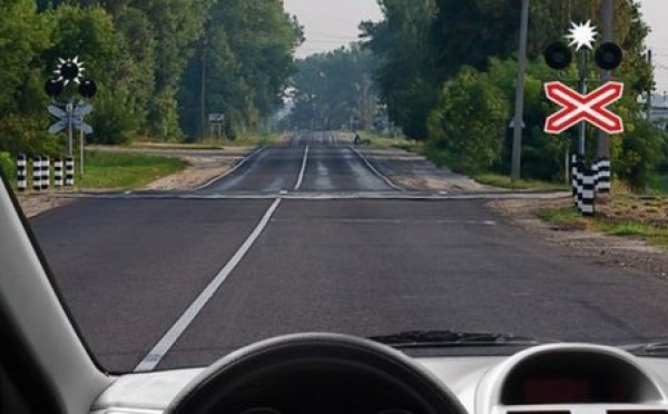 Бело-лунный сигнал на переезде — голова при этом тоже должна работать: на экзамене по ПДД 57% сомневаются