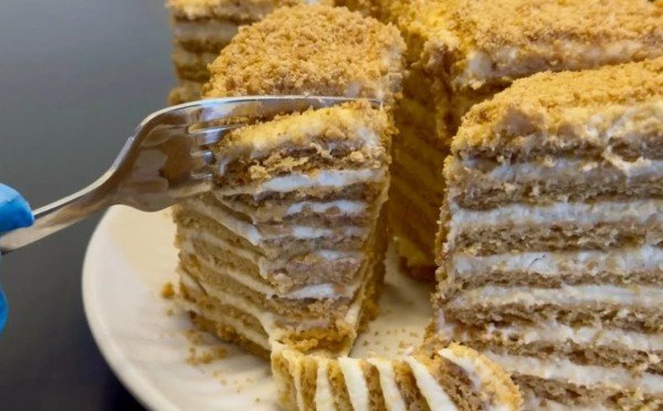 Медовик без раскатки коржей: секретный рецепт Юлии Высоцкой для тех, у кого нет лишнего времени