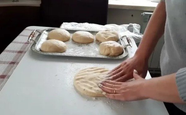 Тесто больше не размокнет: хитрость с растительным маслом, которая спасёт любой пирог с вареньем