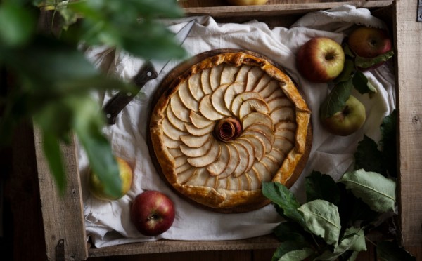 Просто, душевно, вкусно: шикарный пирог с яблочками — аромат такой, что устоять невозможно