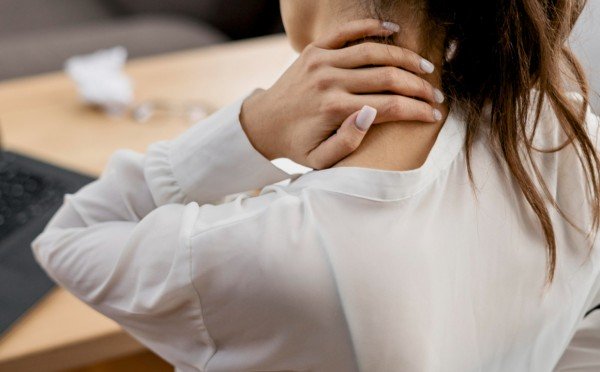 Не дефект, а сигнал: почему так опасна «смартфоновая шея» — это нельзя игнорировать