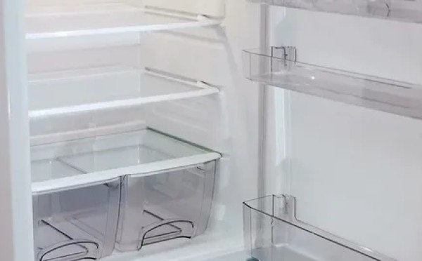 Желтизна уйдёт мгновенно: зачем я добавляю марганцовку в хозяйственное мыло при мытье холодильника