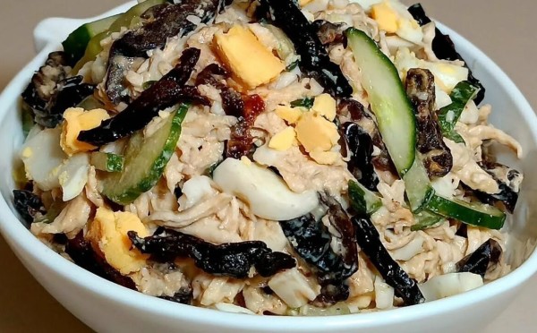 Хватит жевать сухую грудку: 2 рецепта салатов с курицей — хочется готовить их ежедневно