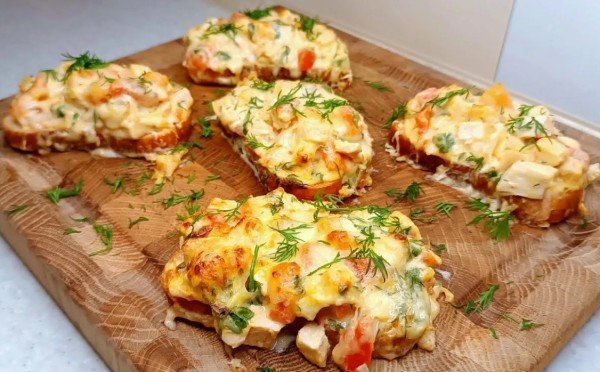 Лучше горячих бутербродов: мини-пиццы на батоне по рецепту Натальи Калниной за 15 минут