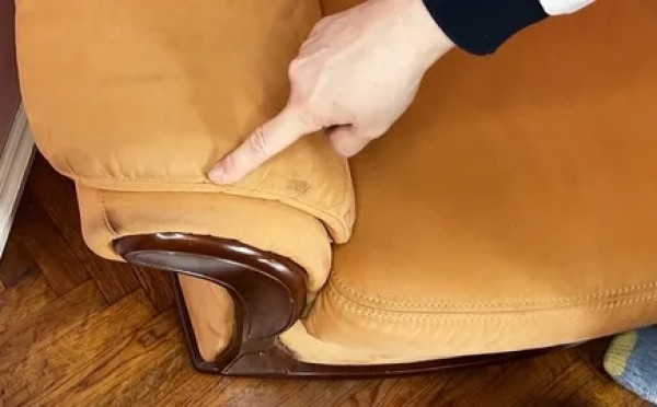 Диван как новый за 15 минут: копеечный «коктейль» от пятен, который спас мою гостиную