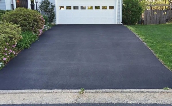 Не асфальтируйте двор перед домом: 4 проблемы, которые вас ждут — последняя самая опасная