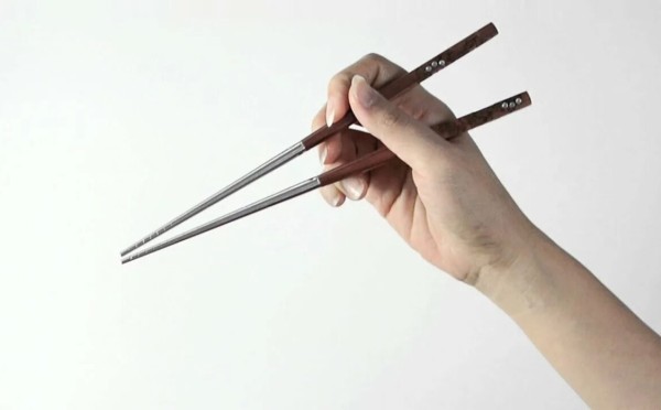 Даже лучше вилки: почему есть палочками полезнее, чем привычными приборами