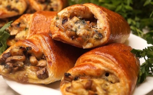 Для тех, кому лень возиться с тестом: печём домашние кулёчки с шампиньонами — улетают со стола моментально