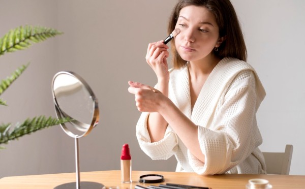 Эффект «дорогого» лица за 10 минут: 5 ошибок в макияже к 8 Марта, которые старят даже молодых