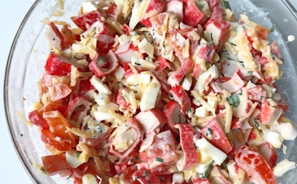 Весенний, яркий, вкусный: простой салат с крабовыми палочками — из 4-х продуктов